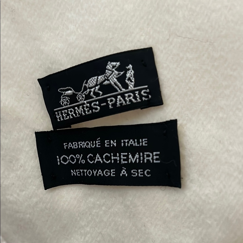 Elegant Cream Fringe Shawl by Hermes very rare and beautiful - Picture 10 of 11
